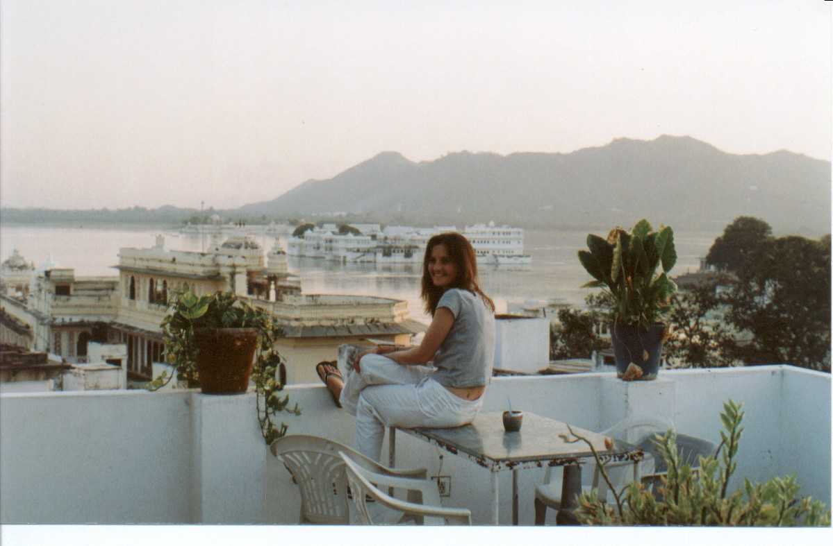 http://homepage.eircom.net/%7Eglobaltrots/images/India/India-Anne%20Looking%20out%20to%20the%20Palace%20on%20the%20Lake%20-%20Udaipur.jpg