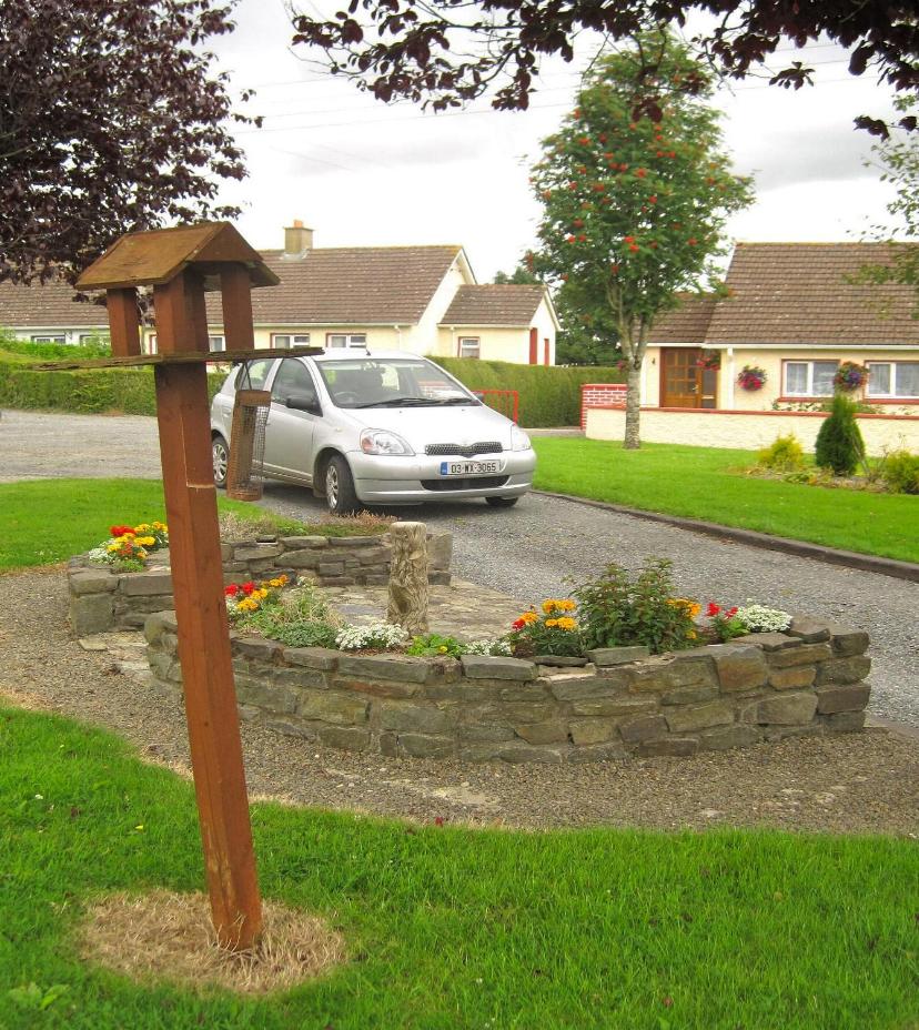 Bird feeder.jpg (181198 bytes)