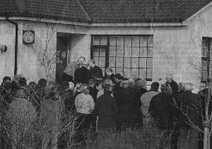 The remains of the late Clr. Charlie Bennett are carried into his home on Tuesday.