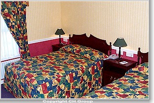 Bedroom en-suite Cahir House Hotel.