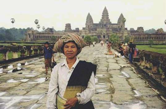 Too many traders, too little tourists; the biggest temple of the world in the background, Angkor Wat.
