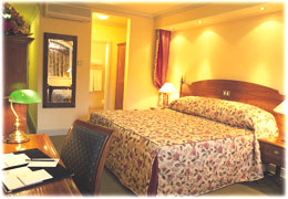 kingbedroon.jpg (24689 bytes)
