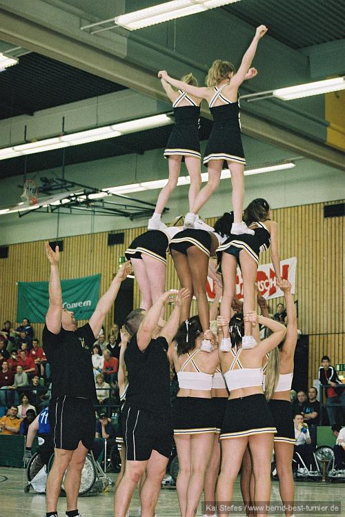 The cheerleaders pyramid