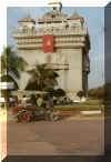 Laos- Victory monument.jpg (226305 bytes)