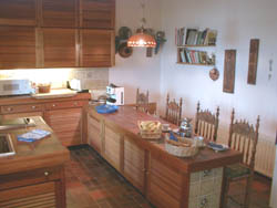 kitchen1_copy.jpg (10428 bytes)