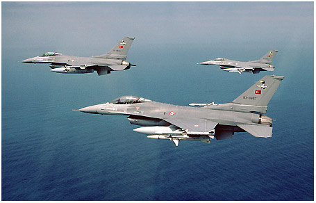 افضل 10 مقاتلات لعام 2011 من موقع وبن اند تكنولوجي  F-16-011