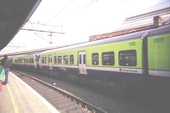 Dieseltreinstellen in Commuter-uitvoering in Connolly Station, Dublin, Ireland. 2003 - Huib Zegers