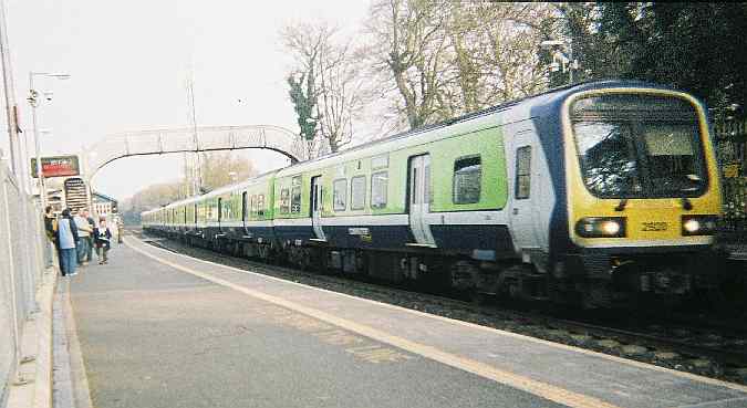 Twee dieselviertjes class 2900 arriveren in Clonsilla Station, Dublin, Ireland. 2004 - Huib Zegers