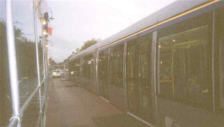 Luas tram op Merrion Square - Dublin - Ireland - foto: Huib Zegers 2001