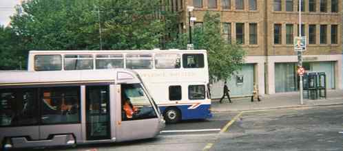 Luas tramstel rijdt tijdens het proefbedrijf op de Green Line tezamen met een dubbeldekker van Dublin Bus vanuit Harcourt Street St. Stephens Green op. - 2004 Huib Zegers