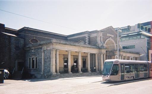 Luas tram tijdens het proefbedrijf op de Green Line voor het voormalige station in Harcourt Street. - 2004 Huib Zegers