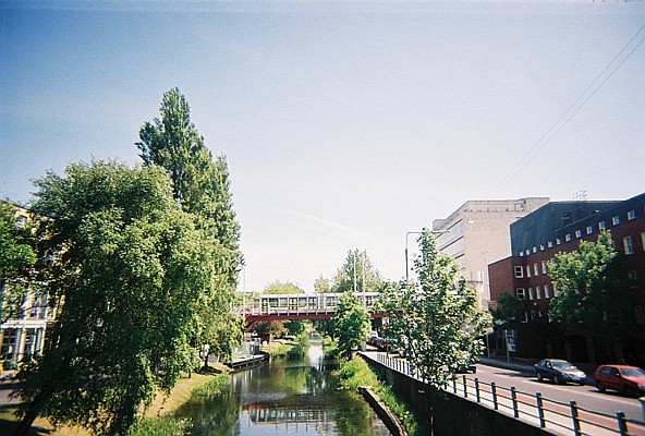 Luas tram tijdens het proefbedrijf op de Green Line op de brug over het Grand Canal. - 2004 Huib Zegers