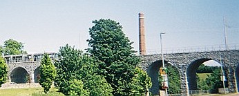 Luas tram tijdens het proefbedrijf op het Milltown-viaduct, beter bekend als de 'Nine Arches' - 2004 Huib Zegers