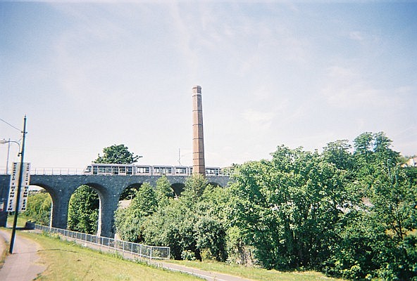 Luas tram tijdens het proefbedrijf op het Milltown-viaduct, beter bekend als de 'Nine Arches' - 2004 Huib Zegers