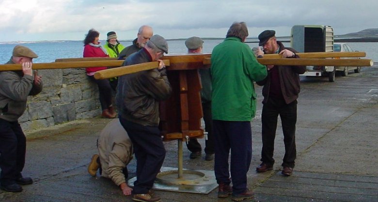 Fitting the capstan for the shanty singing session at Ballyvaughan, February 2002