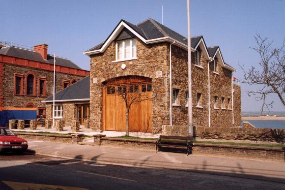 boathouse.jpg (30151 bytes)